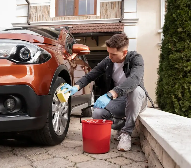 Lavage auto à domicile Les Hogues : professionnel intervenant sur un véhicule